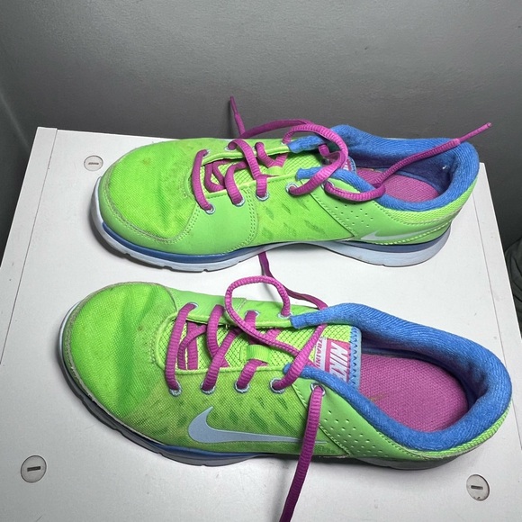 Women’s Nike Size 8 Running Shoes _ Neon Bright colors - Picture 6 of 6